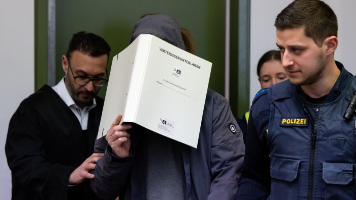 Prozess in München: Der Angeklagte wird im Landgericht neben seinem Anwalt Adam Ahmed (links) in den Verhandlungssaal geführt.