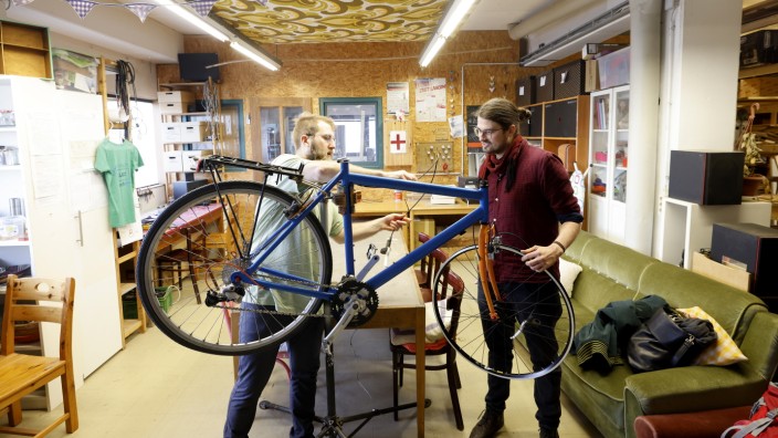 Upcycling: In der Werkstatt des Vereins "Einfach selber machen" findet sich immer jemand, der helfen kann. Lukas Schmitzberger und Max Trautner (rechts) reparieren ein Fahrrad.