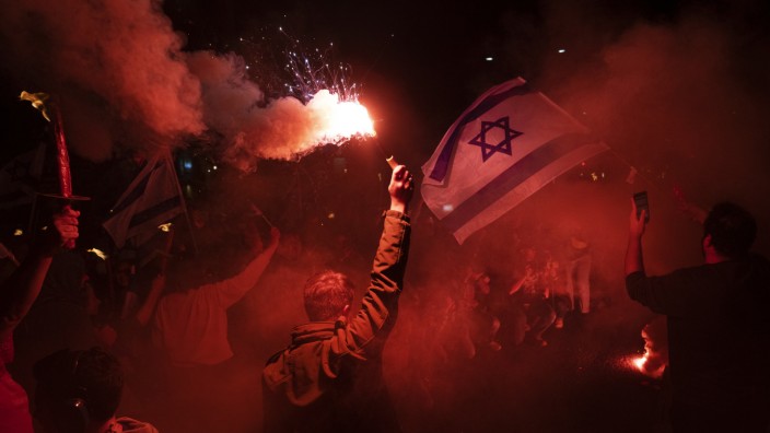 Israel: Auch Netanjahus Gegner versammeln sich unter der Fahne des Landes: Demonstranten vor ein paar Tagen in Tel Aviv.
