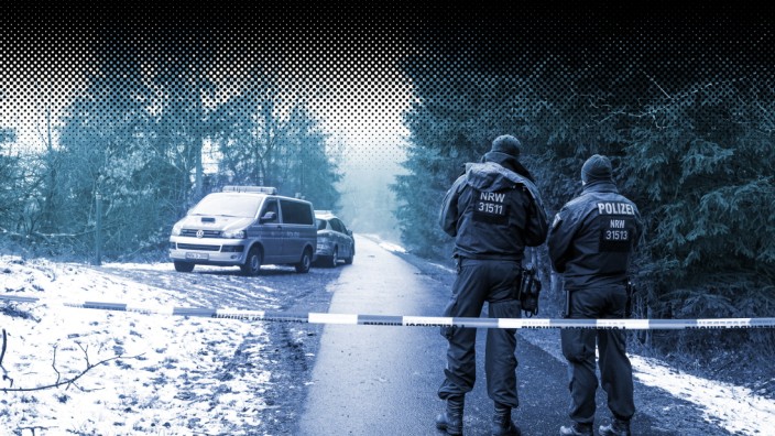 Mordfall in Freudenberg: Die Leiche der Zwölfjährigen Luise F. wurde im Wald gefunden. Polizisten sichern das Gebiet.