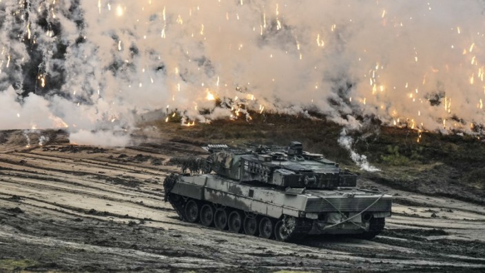 Bundeswehr: Es ist noch nicht lange her, dass der "Leopard 2" als Auslaufmodell gesehen wurde. Jetzt gilt er plötzlich als Gamechanger, als Waffe, die alles wenden soll.