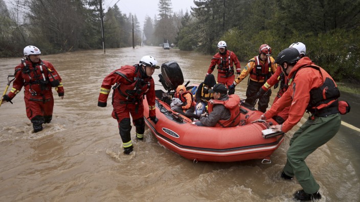 USA: Feuerwehrmänner von Sonoma County am Dienstag bei der Rettung von Anwohnern in Guerneville, nördlich von San Francisco.