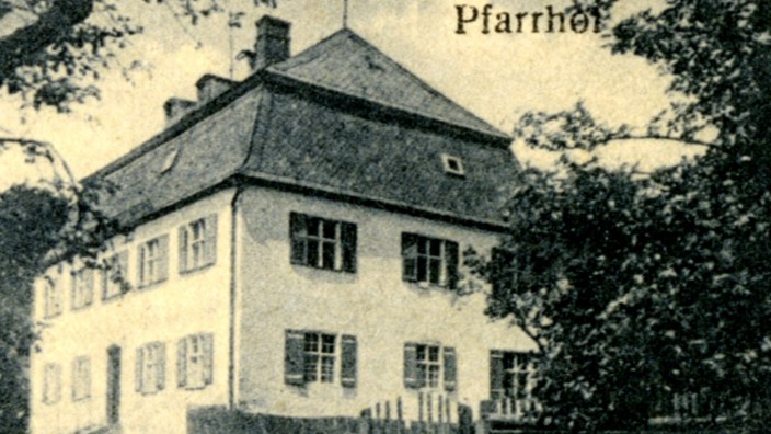 Alte Gerichtsfälle: Das Bild zeigt den Pfarrhof zu Attenkirchen um das Jahr 1910.