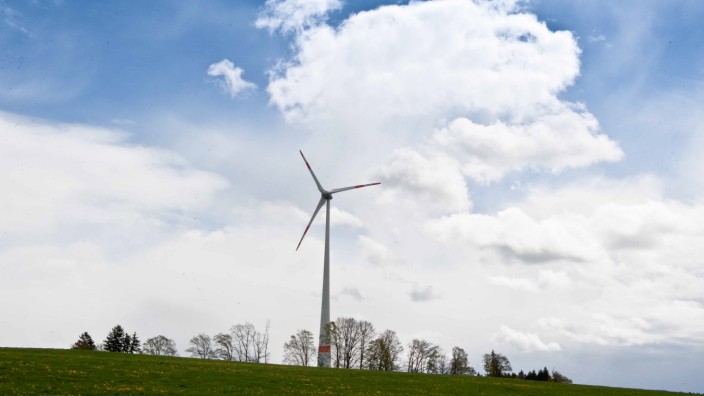 Energiewende: Das Windrad in Hamberg bei Bruck ist das bisher einzige im Landkreis Ebersberg. Immer mehr Gemeinden treiben nun aber entsprechende Planungen voran.