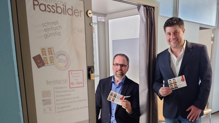 Neuer Service: Olchings Bürgermeister Andreas Magg und der Leiter des Bürgerbüros, Hans Huber, präsentieren die ersten Passbilder aus dem neuen Automaten im Rathaus.
