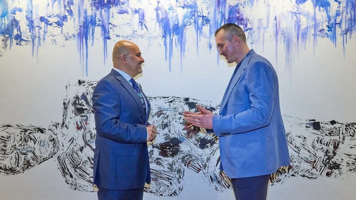 Zeitgenössische Malerei: Nour Nouri (links), Direktor der Pashmin Art Gallery, und Alexander Dik vor dem Großformat "Erdreichtum" (200 x 350 cm).