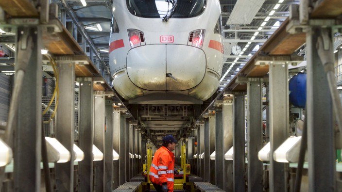 Sonderbericht: Im ICE-Werk in Leipzig wird ein Zug gewartet: Die Deutsche Bahn versinkt in Problemen.