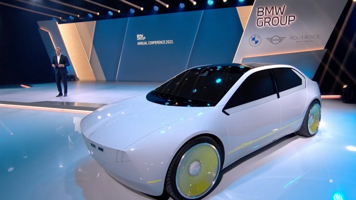 Autoindustrie: Ein futuristisches BMW-Modell, im Hintergrund BMW-Chef Oliver Zipse.