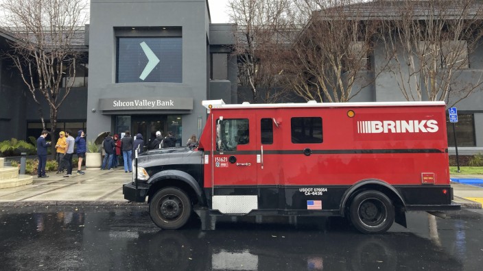 Anleihen: Ein Geldtransporter steht vor der Zentrale der Silicon Valley Bank im kalifornischen Santa Clara: Ursache der Pleite war im Kern der Kursverfall von Anleihen.