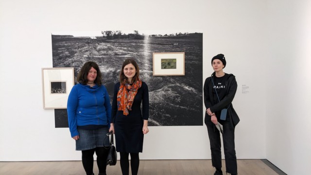 Zwischen Welten: Emiliia Dieniezhna (Mitte) mit Christina Vogelmann (links) und Kateryna Semeniuk im Stuttgarter Kunstmuseum.