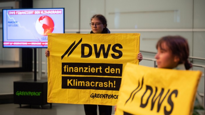 Nachhaltigkeit: Protestaktion der Umweltschutzorganisation Greenpeace vor dem Eingang des Vermögensverwalters DWS in Frankfurt/Main im Oktober vergangenen Jahres.