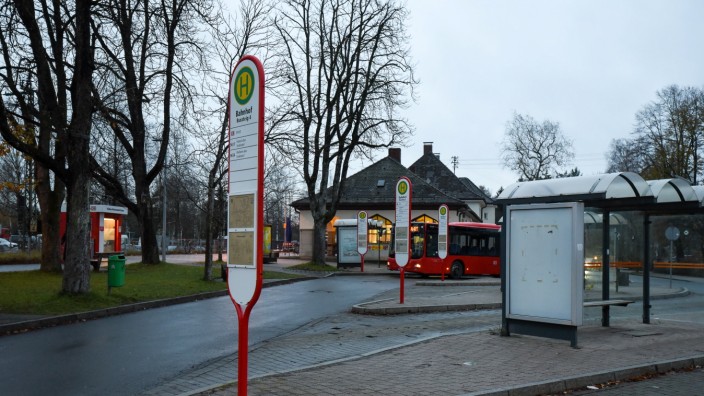 Stadtentwicklung: Die Bushaltestellen am Penzberger Bahnhof sollen aufgelöst werden. An ihrer Stelle könnte die Grünfläche mit den Kastanienbäumen erweitert werden.