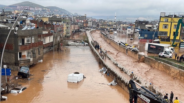 Starkregen: In Şanlıurfa in der Südosttürkei sind die Straßen nach heftigen Regenfällen überflutet.