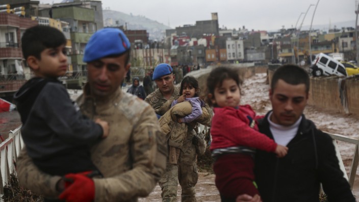 Starkregen: Şanlıurfa: Menschen werden während der Überschwemmungen infolge schwerer Regenfälle gerettet.