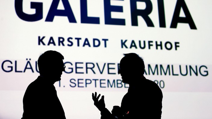 Karstadt Kaufhof: Die im Schatten sieht man manchmal doch: Arndt Geiwitz (links), Generalbevollmächtigter von Galeria Karstadt Kaufhof, und Frank Kebekus, Sachwalter.