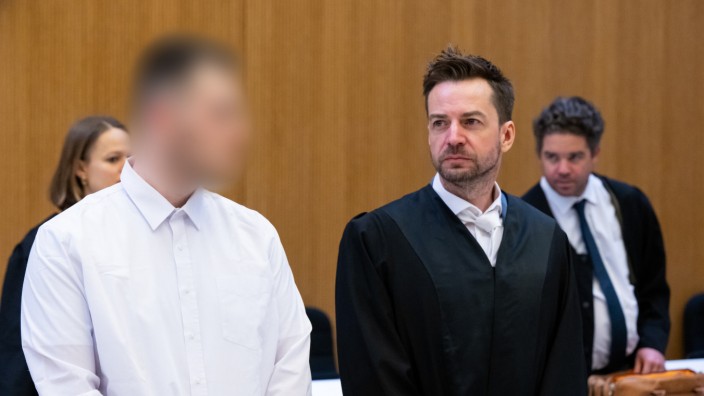 Prozess um Starnberger Dreifachmord: Der angeklagte Samuel V. am 6. März vor der Urteilsverkündung im Landgericht München II mit seinem Verteidiger Alexander Stevens.