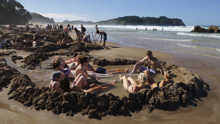Kolumne: Einmal im Leben: Mit freundlicher Hilfe der Natur: Baden im Thermalwasser am Hot Water Beach auf der Coromandel-Halbinsel in Neuseeland.