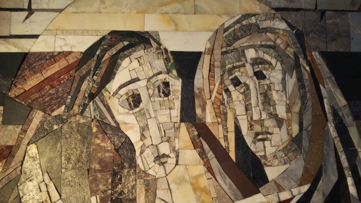 St. Vinzenz Klettham: Die Frauen aus dem Kreuzweg in St. Vinzenz, ein Mosaik-Bild von Benedict Schmitz.