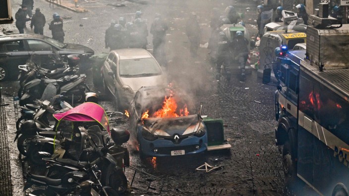 Champions League: Frankfurter Spuren: In Neapels Innenstadt steht ein Auto in Flammen.