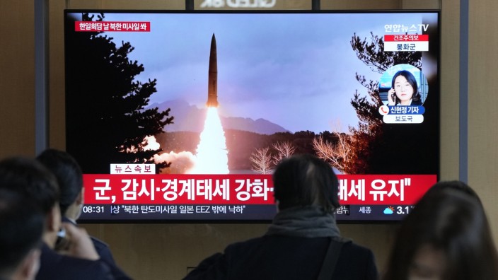 Asien: Auf einem Bildschirm im Bahnhof der südkoreanischen Hauptstadt Seoul ist der Start einer nordkoreanischen Rakete zu sehen.