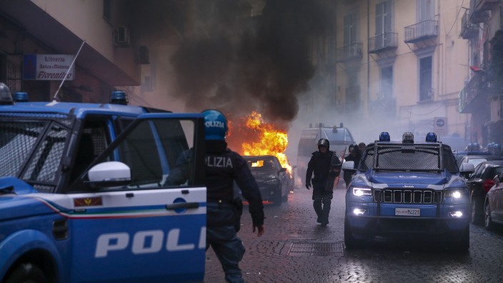 Hooligans aus Italien und Frankfurt: Die Polizei mittendrin: Szenen der Verwüstung in Neapel am Mittwoch.