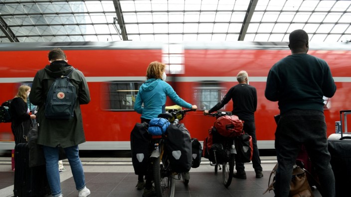 Öffentlicher Nahverkehr: Ein Ticket für Busse und Bahnen in ganz Deutschland, das soll zum 1. Mai Wirklichkeit werden.