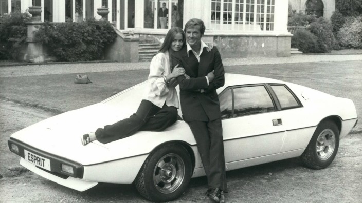 James-Bond-Romane: Ein Quantum Trost: Roger Moore mit dem Bond-Girl Barbara Bach und einem Lotus Esprit.