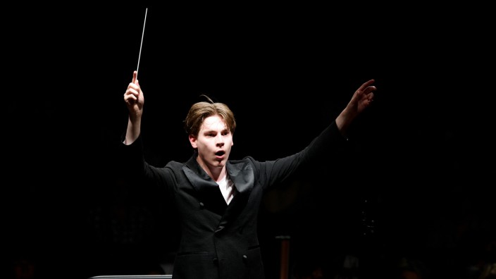 Kritik: Klaus Mäkelä bei einem Konzert mit dem Orchestre de Paris im Louvre.