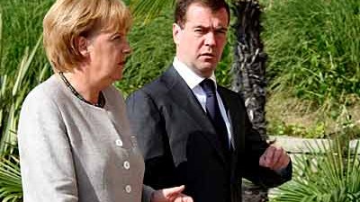 Konflikt im Kaukasus: Russlands Präsident Medwedjew und die deutsche Kanzlerin Merkel in Sotschi während ihres Gesprächs über den Kaukasus-Konflikt.
