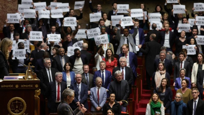 Frankreich: Als Premierministerin Élisabeth Borne vor der Nationalversammlung spricht, halten Mitglieder des Parlaments Protestschilder hoch und stimmen die Nationalhymne "Marseillaise" an.