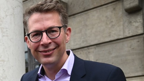Kulturpolitik: Bayerns Kunstminister Markus Blume auf der Terrasse des Haus der Kunst.