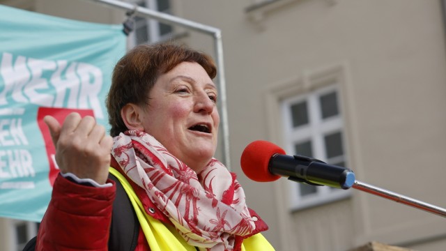 Demonstration mit 1000 Teilnehmenden: Monika Zauner, die Personalratsvorsitzende der Stadt Freising, forderte endlich eine Lösung im Tarifkonflikt.