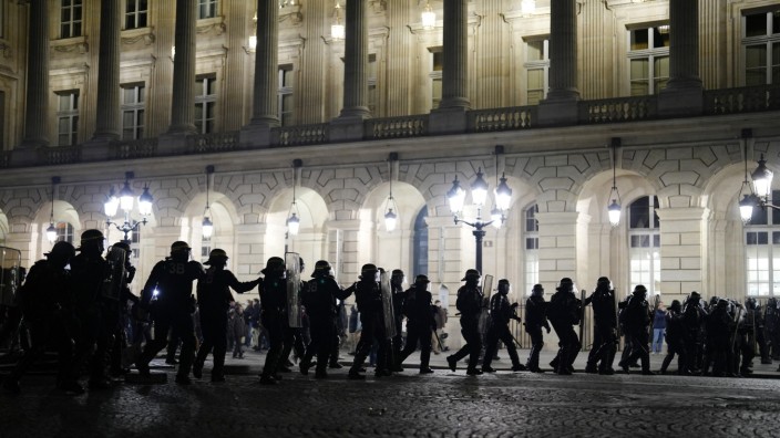 Frankreich: Polizisten bewachen am Donnerstagabend die Place de la Concorde nach einer Demonstration in der Nähe der Nationalversammlung.