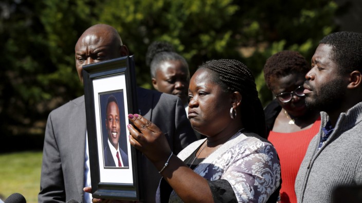 Tod eines Afroamerikaners: Caroline Ouko, Mutter von Irvo Otieno, hält ein Porträt ihres Sohnes. Er starb in einer psychiatrischen Klinik in Virginia.