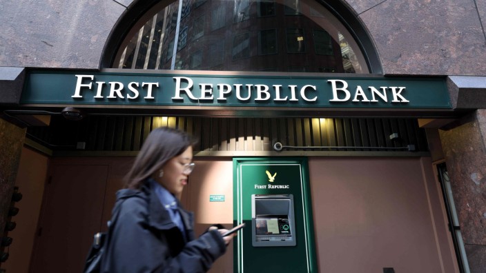 Finanzindustrie: Nach dem Zusammenbruch der Silicon Valley Bank schwächelt nun auch die US-Bank First Republic.