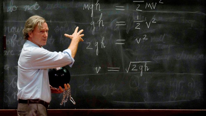 Spielfilmtipps zum Wochenende: Macht nicht mit beim Vertuschen: Der Physiker Feynman (William Hurt) recherchiert, weshalb die Raumfähre "Challenger" explodiert ist.