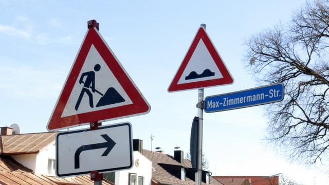 Verkehr in Starnberg: Achtung: Das Gefahrzeichen 112 "Unebene Fahrbahn" mit zwei schwarzen Wellen auf weißem Grund warnt vor Unebenheiten in der Fahrbahn wie Schlaglöcher, Bodenwellen, Querrinnen oder Schienen.