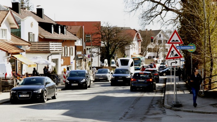 Verkehr in Starnberg: Die Hanfelder Straße in Starnberg ist im unteren Teil ziemlich ramponiert. Frühestens im Herbst könnten die Arbeiten auf dieser viel befahrenen Strecke beginnen.