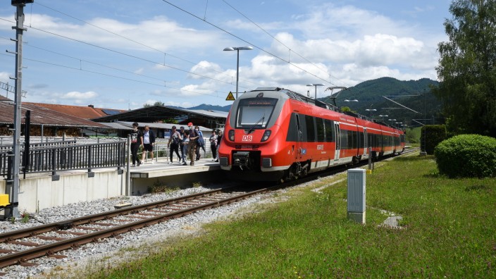 Mobilitätswende: Vom Bahnhof in Kochel am See mit einem Ticket nach München fahren: Die Verbundraumerweiterung macht es möglich.