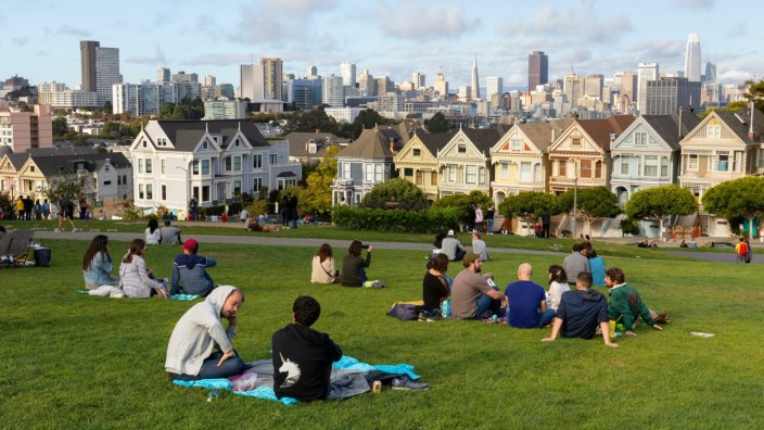 Start-up-Branche: Menschen vor der Skyline von San Francisco. Die Stadt, genauer das Silicon Valley, ist die Heimat von zahlreichen Start-up-Firmen und großen Technologieunternehmen.