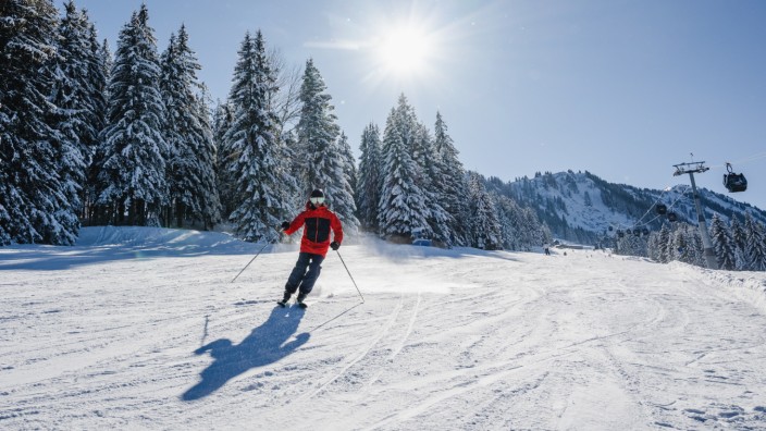 Alpines Skifahren: Selbst in den hoch gelegenen Skigebieten von Oberstdorf wird das Skifahren wegen des Klimawandels nur mehr etwa 30 Jahre möglich sein.