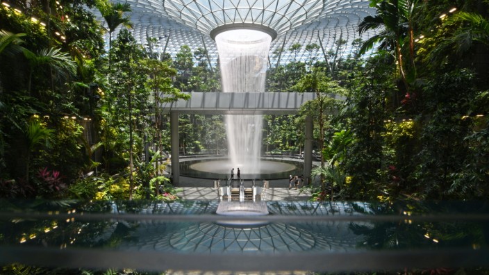 Flughäfen: Da entstehen die ersten Urlaubsbilder schon am Flughafen: Das 2019 eröffnete Jewel Terminal mit Wasserfall und Forest Valley auf dem internationalen Flughafen Changi in Singapur.
