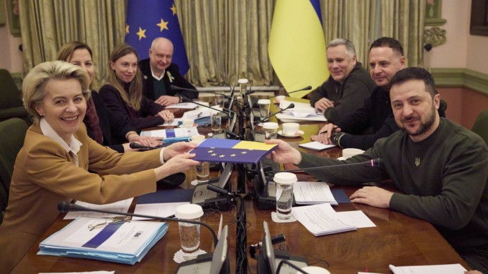 Der ukrainische Präsident Wolodimir Selenskij (r.) beim Treffen mit der Präsidentin der EU-Kommission, Ursula von der Leyen, im Februar in Kiew.