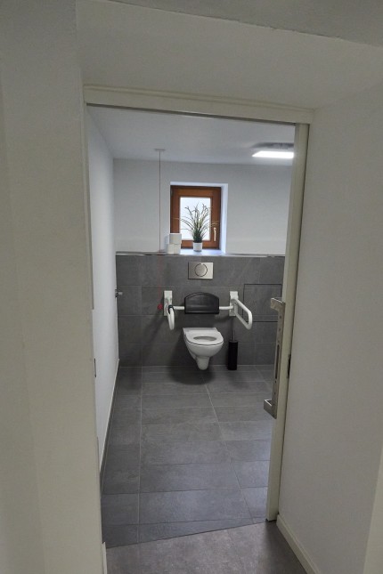 Teilhabe in Grafing: Vorbildlich ist die behindertengerechte Toilette im Co-Working-Space "Zamworking".