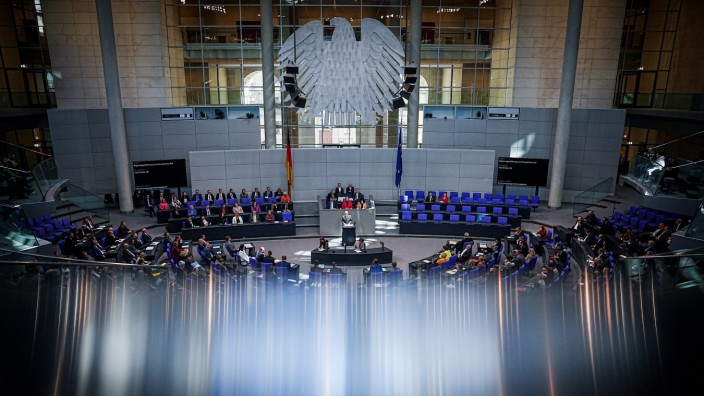 Der deutsche Bundestag im März 2023. Die Regierung möchte die Zahl von gegenwärtig 736 Abgeordneten auf dauerhaft 630 verkleinern.