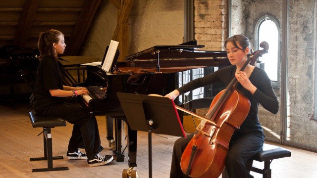 Podium Junge Musik: Die Musikschule Ebersberg erlebt einen hochwertigen Konzerttag, unter anderem mit Lejla Lechner am Klavier und Franziska Linke am Cello.