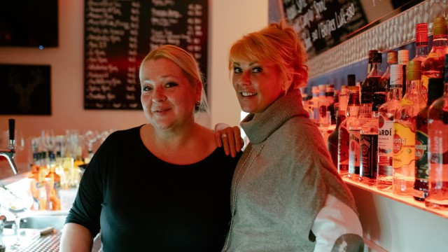 Weiberwirtschaft: Nicht nur hinter dem Tresen ein gutes Team: Sonja Kerkez (links) und Dana Baehr sind beste Freundinnen.