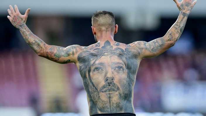 SZ-Kolumne "Bester Dinge": Der italienische Fußballer Pasquale Mazzocchi macht es vor: Religiöse Tattoos liegen im Trend.