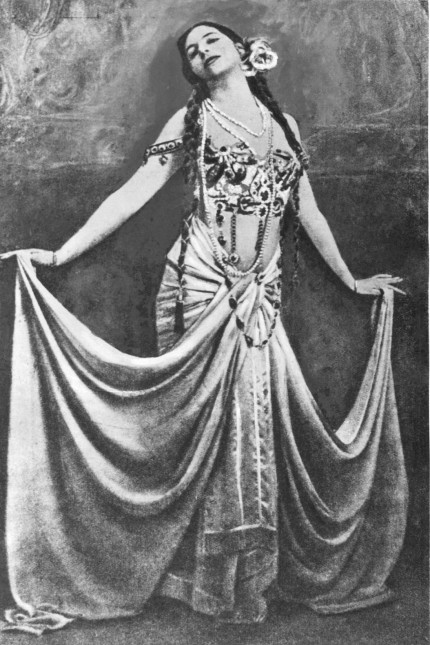 Kultur-Tipps: Mata Hari als Nachtklub-Tänzerin in Paris 1905. Bis heute Inspiration vieler Tänzerinnen.