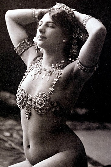 Kultur-Tipps: Die junge Mata Hari (1876 - 1917) im Kostüm ihrer orientalischen Tanzshow.